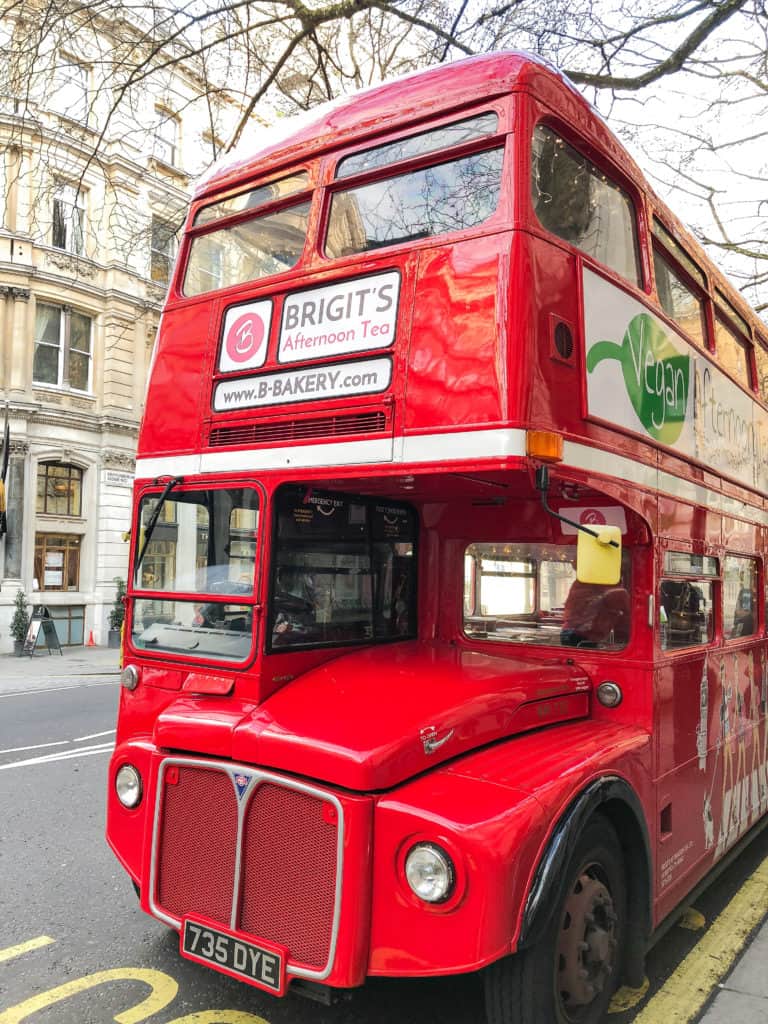 Traveling London alone and looking for some unique, budget-friendly ways to enjoy the city as a solo traveler? Check out my guide to the best 10 things to do in London on your own! #solotravel #london #england #thingstodo #travelguide #travel #europe