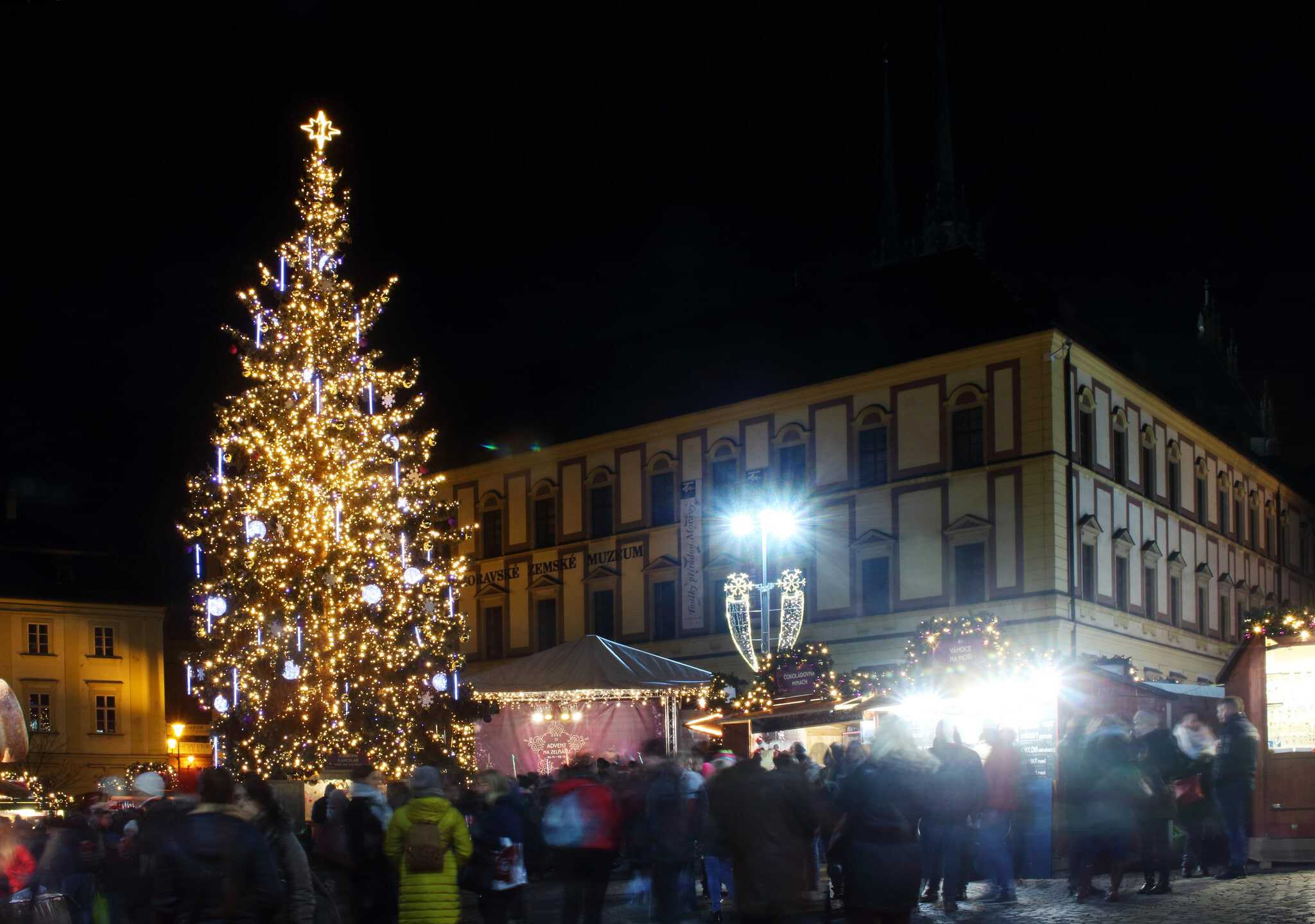 The Ultimate Europe Christkindlmarket Bucket List | Discover the most magical Christkindlmarkets (Christmas markets) in Europe with this bucket list guide to the best holiday markets from Edinburgh to Italy! #christmasmarkets #europechristmas #holidaymarket #christmasineurope #christmas #holidays #wintertravel